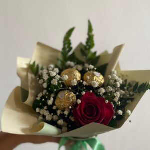 Arranjo Floral com 1 Rosa Gipsofila e Chocolate